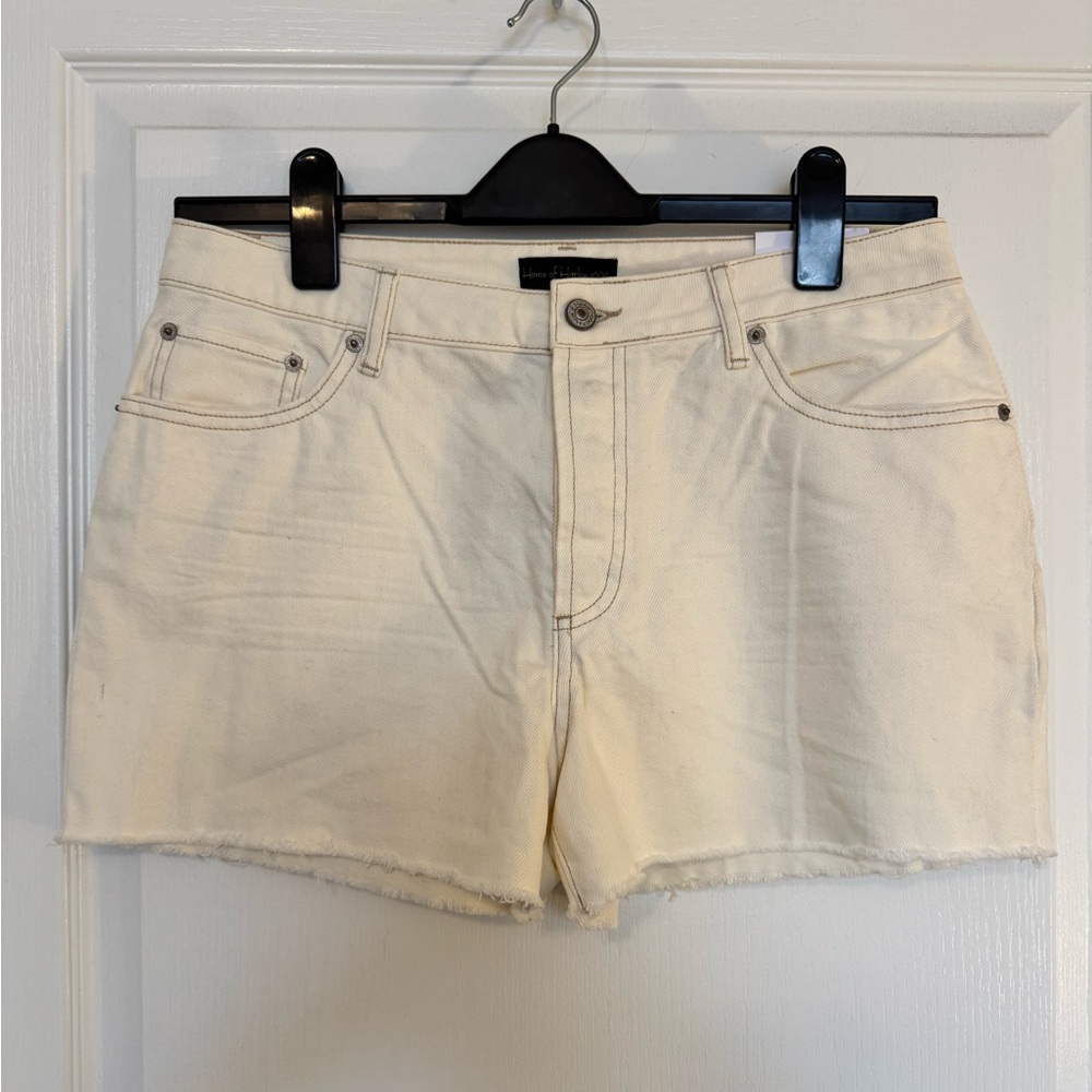 NWT House of Harlow Women’s Cream High Rise Mom Short Size 29